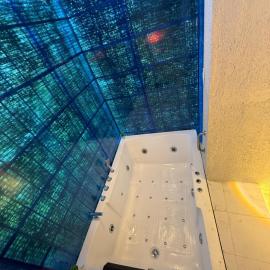 Private Jacuzzi & Luxury stay with personal garden & projector, Hotel in Tempel Bhimashankar