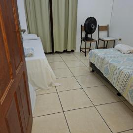 CASA DE HOSPEDAGEM FLORES PARATY 700 METROS DO CENTRO COM CAFÉ da MANHÃ, viešbutis mieste Paraty