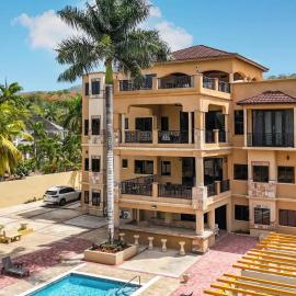 Sweet Palm Villa - Spacious luxury villa with pool and Beach oasis access, hotelli kohteessa Saint Annʼs Bay