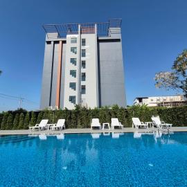 Premier Luxe Hotel โรงแรมพรีเมียร์ลักซ์, hotel u gradu 'Chon Buri'
