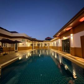 Jin Pool Villa, hotel di Ban Khok Chakohan