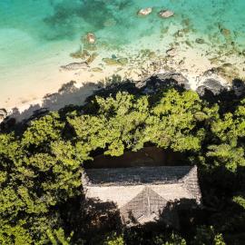 Ecolodge Libertalia Nosy Komba- Villa privee avec plage et vues panoramiques, services inclus, excursions tropicales