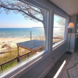 Crystal Beach Waterfront Cottage - Sunset Views, hotel in Fort Erie