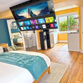 Private Studio - 5 Min to DT - Self Check-In - 75 Inch TV, hotel v destinácii Williams Lake