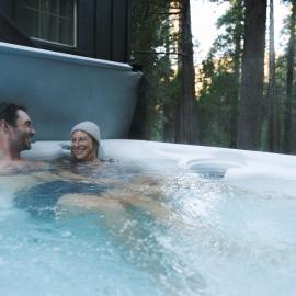 Inside Yosemite Forest Cabin w Hot Tub & AC