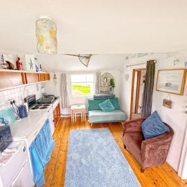 Oceans End, hotel Bactonban