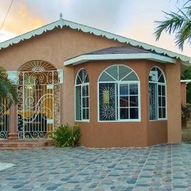 Tropical Oasis - your home away from home, hotel 