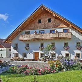 Bachbauer am Attersee, hotel v destinaci Weyregg