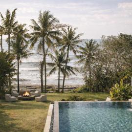 Private beach Oceanfront 3bd Villa，Cemagi的飯店