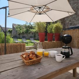 Gîte 3 étoiles à Lessay, Jardin clos, 3 chambres, proche plages, chiens acceptés，萊賽的飯店