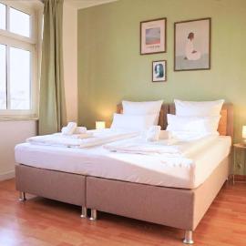 Modernes 5-Personen Apartment mit Boxspringbetten, Smart-TV, Wlan und Balkon