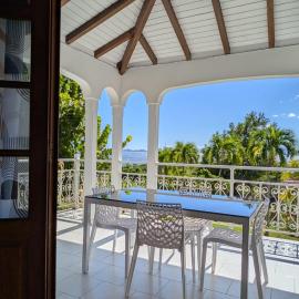 Appartement T2 avec mezzanine et terrasse offrant une vue panoramique sur les Saintes et à 100 m de la plage de Grande Anse, hotell i Trois-Rivières