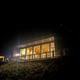 Unik og moderne hytte med utsikt mot havet 38 Otterlei Resort，Haram的飯店