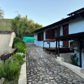 Pequeño chalet con frente al arroyo