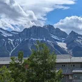 2 Bedroom Condo Banff, Canmore sleeps 6 comfortably, hotel v destinácii Canmore