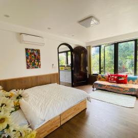Cozy Haven Nest - Sunlit Glass House & Garden View