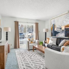 Charming 1BR Near DT Kimberley: Pool, Hot Tub, Gym, hotell i Kimberley