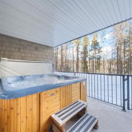 2BR Kimberley Escape with Private Hot Tub and BBQ