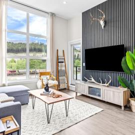 Luxe 3BR Golden Hideaway Top Floor, Balcony & BBQ