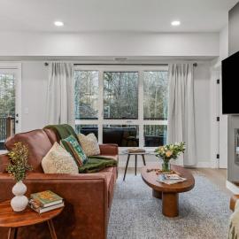 Brand New 3BR Rockies Haven w/ Balcony, Pool & Gym, Hotel in Dead Man's Flats