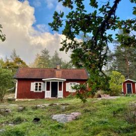 Our classic red cottage in the woods، فندق في Figeholm