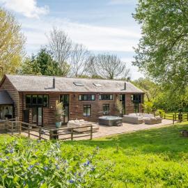 Campden Barn - Exclusive Home with Hot Tub