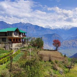 valley view chalet، فندق في Bajaura