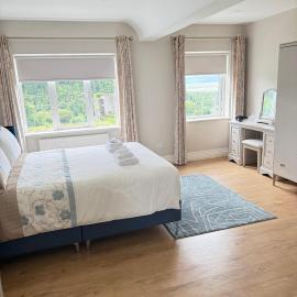 Castle View House on The Ring of Kerry-Wild Atlantic Way -Dooks Golf Course and Rossbeigh Beach 10 min drive -Glenbeigh village a 5 minute walk, Hotel in Glenbeigh
