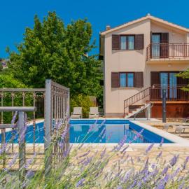 Villa Ivka-Omis by Villas Guide, hótel í Katuni