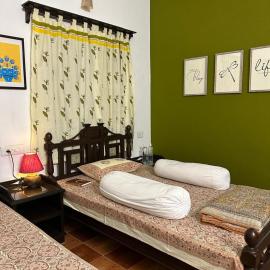 Junput Guest House، فندق في Bichania