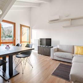 Modern Flat 2 near the Swiss Border in Viggi, hotel di Viggiù