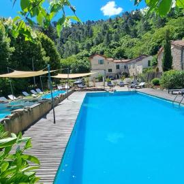 Chateau du Fraissinet, 6 gites sleeping 2-8 guests, Pool and River on site โรงแรมในLe Fraissinet