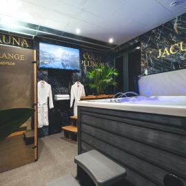 A Private Luxury Spa Suite with Jacuzzi, Sauna and Ice Bath, ideal for Couples, Business, Athlete Recovery, hotel in Burton upon Trent