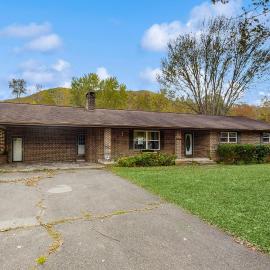 Serene Dog Friendly Home Sleeps 8 - Fenced Yard - Games, hotel en Cosby