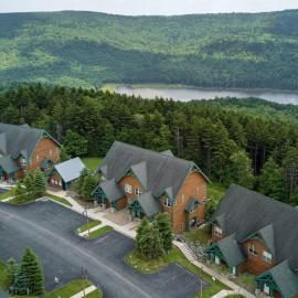 Camp Four 23: Pet Friendly, Slope side, Gas Fireplace, hotel in Snowshoe