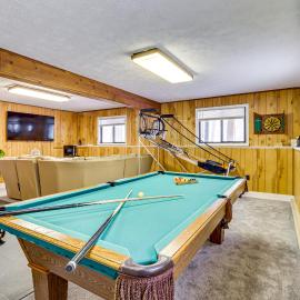 Scenic Views! Clifton Twp Chalet w/ Fire Pit, Deck, hotel in Gouldsboro