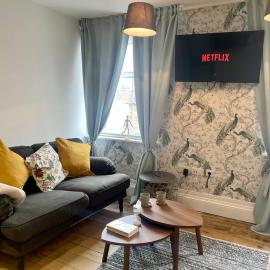 Cozy & unique two bedroom apt in the heart of town، فندق في ميلتون موبراي