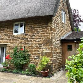 Beautiful Thatched Cottage with Piano, Hotel in Byfield