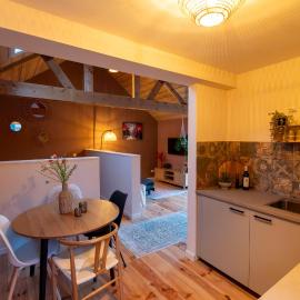 Houten B&B met keuken en tuin, vlakbij Bergen op Zoom, hotel in Halsteren