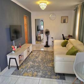 5star check in Pool Access 1BR Kempton Park