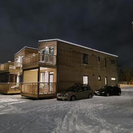 Familjevänligt nära barnbacke, hotel di Järbo