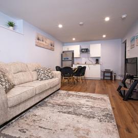 Richies Place Modern 2BR, Parking & Private Entry, hotel en Fredericton