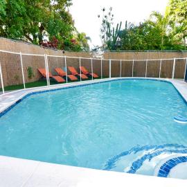 Luxury Oasis Getaway w/pool 15 mins from beach
