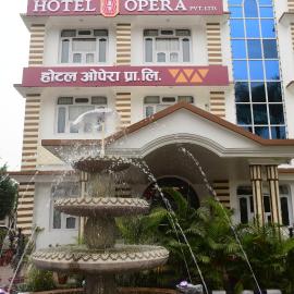 Hotel Opera, hotel en Bahāsi