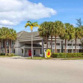 Super 8 Motel by Wyndham near Fort Lauderdale Arpt、デイニア・ビーチのホテル