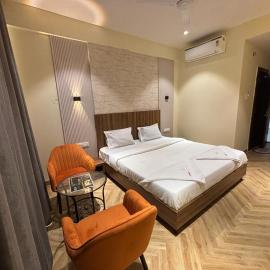 Hotel Nirmal's Executive، فندق في بيون