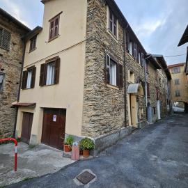 Il Girasole - Casa in pietra nel borgo di Ottano, hotel u gradu 'Pornassio'