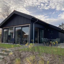 5-person chalet La Cabana by the water with parking space
