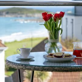 Stunning sea-view apartment close to Fistral Beach, hotel in Crantock