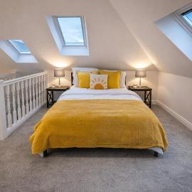 Beautiful cosy attic studio flat king size bed in central Beeston in Nottingham